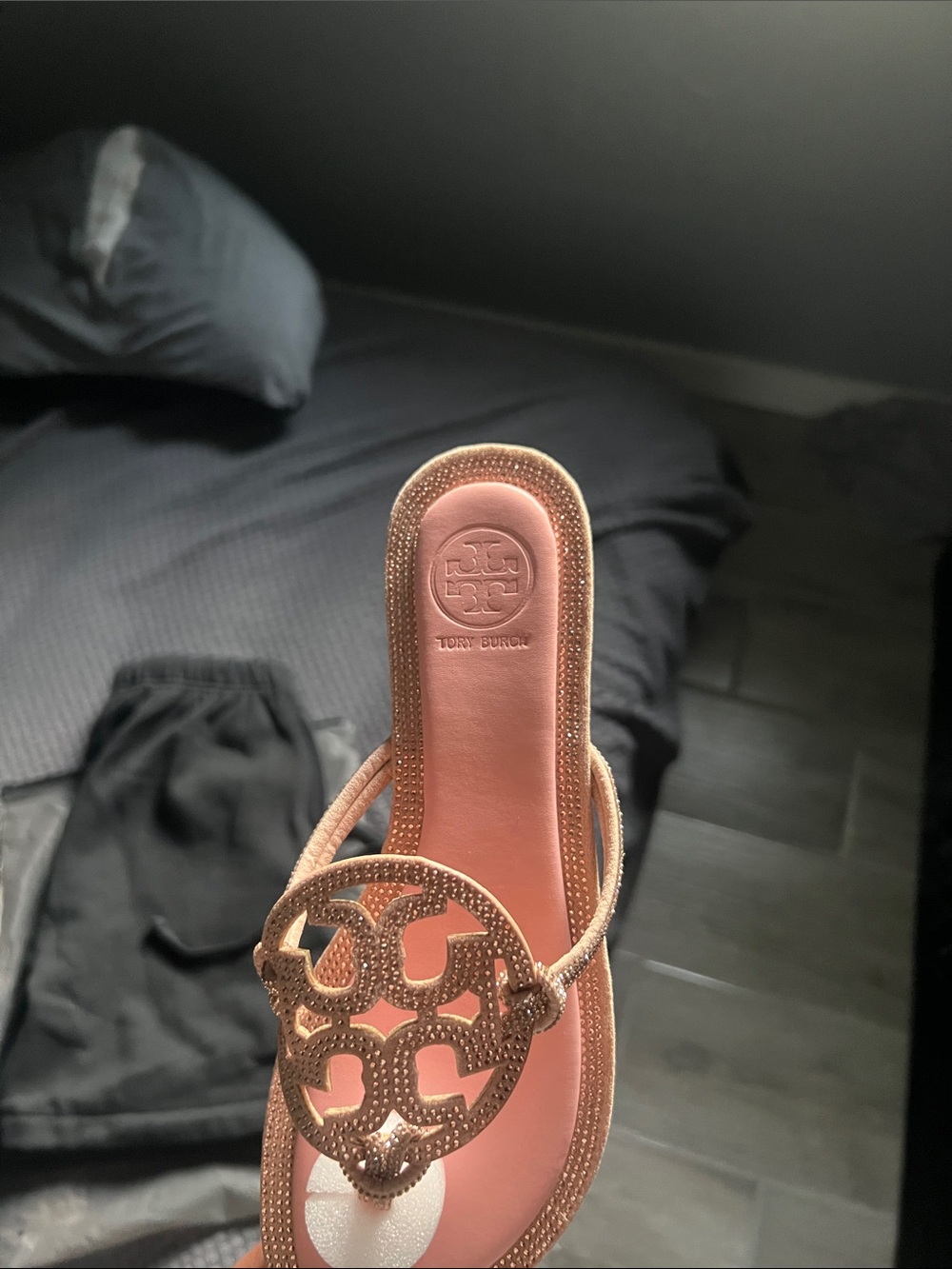 Tory Burch Metallic Rose Gold Cutout Logo Thong Sandal - Picture 6 of 9
